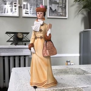 Avon Mrs. Albee  President’s Club Award figurine, doll, collectors